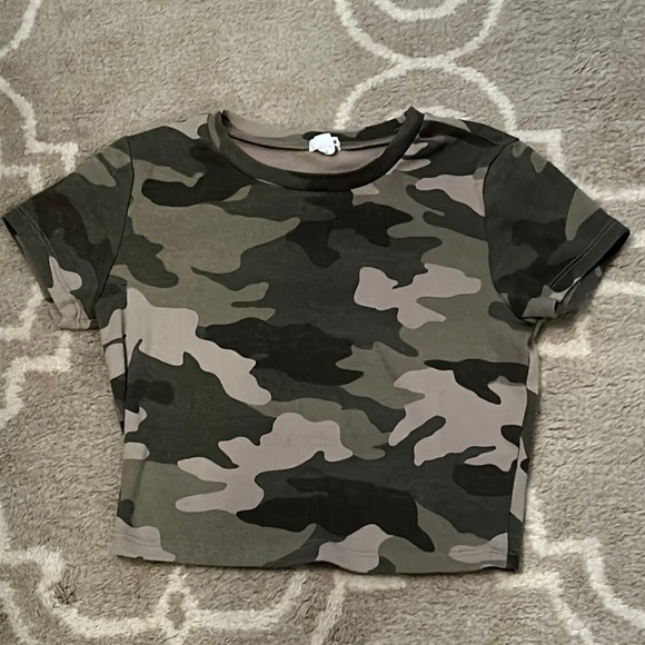 Garage stretchy size medium camo crop tee - Picture 1 of 4